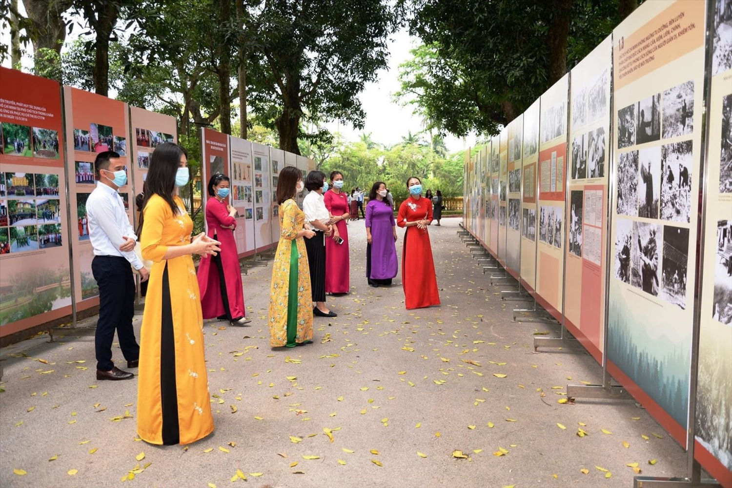 Các đại biểu tham quan Trưng bày 