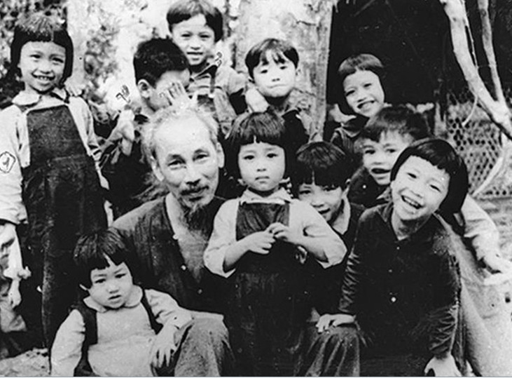 Bác Hồ thăm lớp mẫu giáo tại chiến khu Việt Bắc ngày 19/5/1953. Ảnh TTXVN Bác Hồ thăm lớp mẫu giáo tại chiến khu Việt Bắc ngày 19/5/1953. Ảnh TTXVN