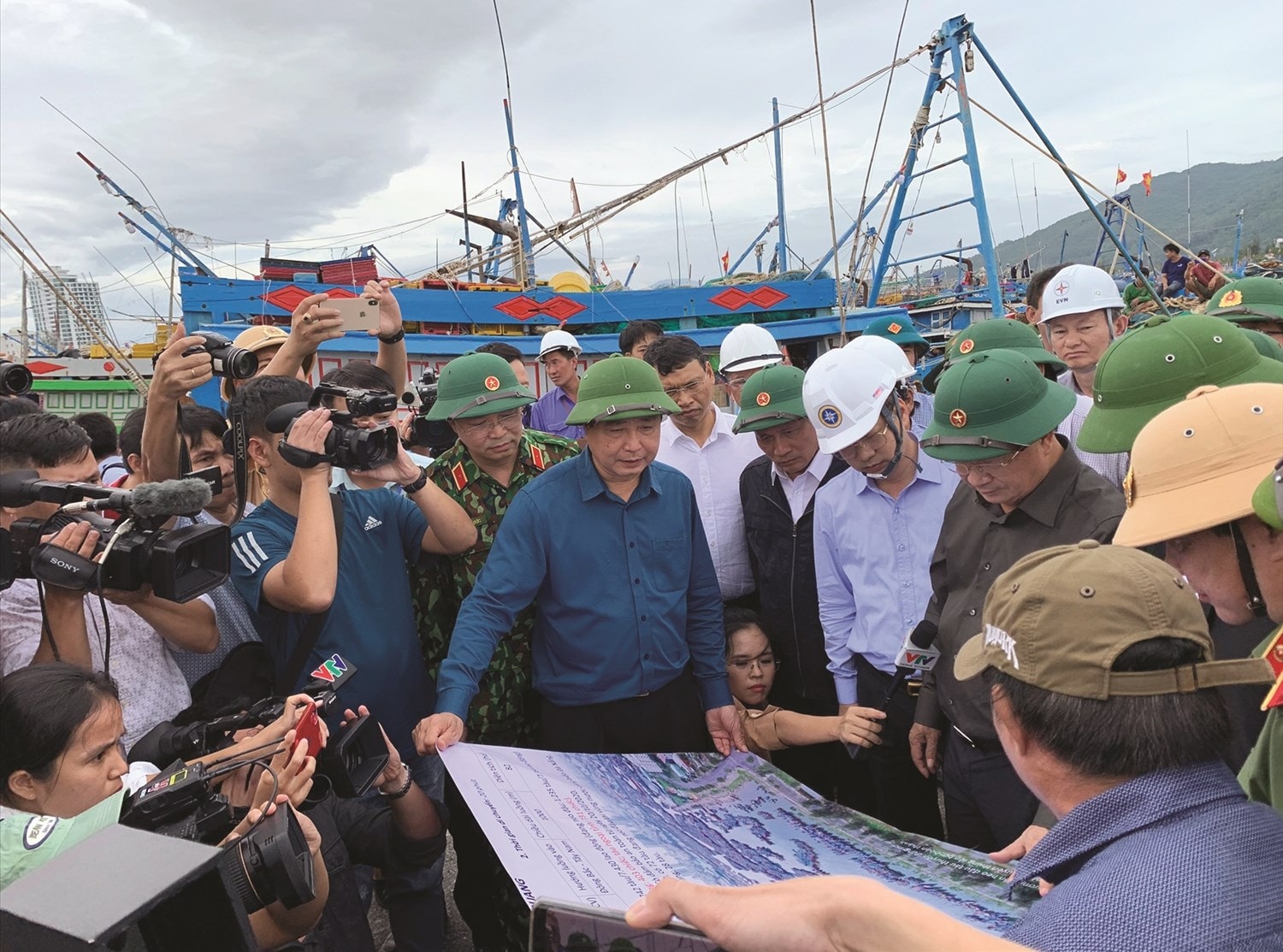Ông Trần Quang Hoài và nguyên Phó Thủ tướng Chính phủ Trịnh Đình Dũng kiểm tra tàu thuyền neo đậu tránh bão tại Âu thuyền và Cảng cá Thọ Quang (quận Sơn Trà, TP. Đà Nẵng) trước cơn bão số 9, tháng 10/2020.