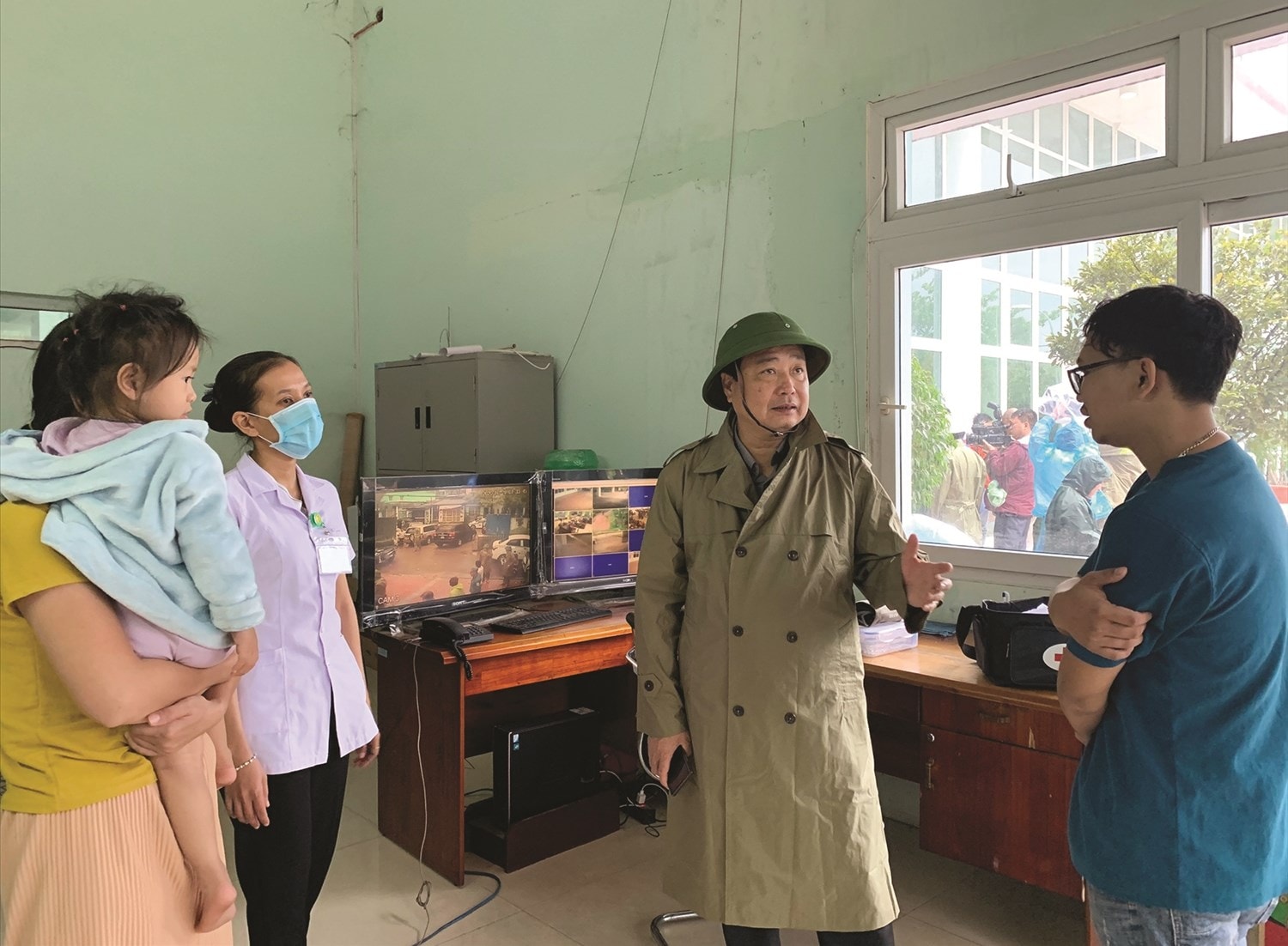 Ông Trần Quang Hoài thăm nơi tránh trú bão của người dân quận Liên Chiểu, TP.  Đà Nẵng sáng 28/10/2020 trước khi bão số 9 đổ bộ.