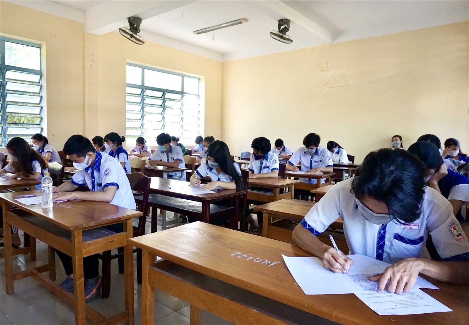 Các thí sinh tuân thủ quy định về khoảng cách và đeo khẩu trang trong suốt quá trình làm bài thi
