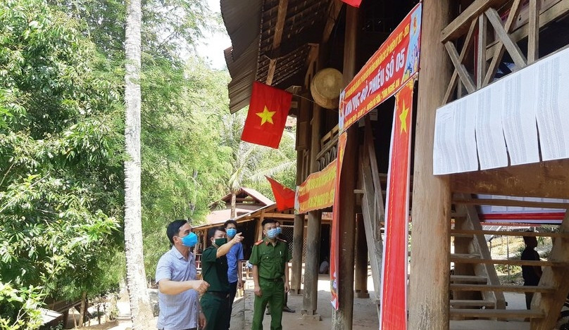Cán bộ Đồn Biên phòng Mỹ Lý, huyện Kì Sơn phối hợp cùng chính quyền địa phương kiểm tra tình hình chuẩn bị bầu cử Cán bộ Đồn Biên phòng Mỹ Lý, huyện Kì Sơn phối hợp cùng chính quyền địa phương kiểm tra tình hình chuẩn bị bầu cử