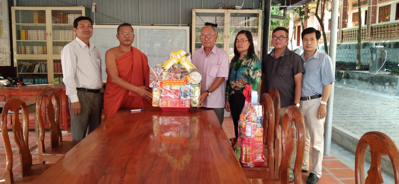 Ứng cử viên Néang Sâm Bô (thứ ba từ phải sang)
