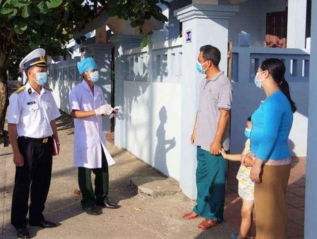 Quân y đảo Sinh Tồn hướng dẫn người dân trên đảo phòng chống Covid-19, ảnh Thanh Trúc
