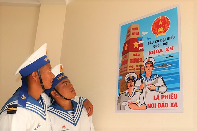 Các chiến sĩ ở Trường Sa háo hức chờ đợi ngày bầu cử (Ảnh Thanh Trúc)