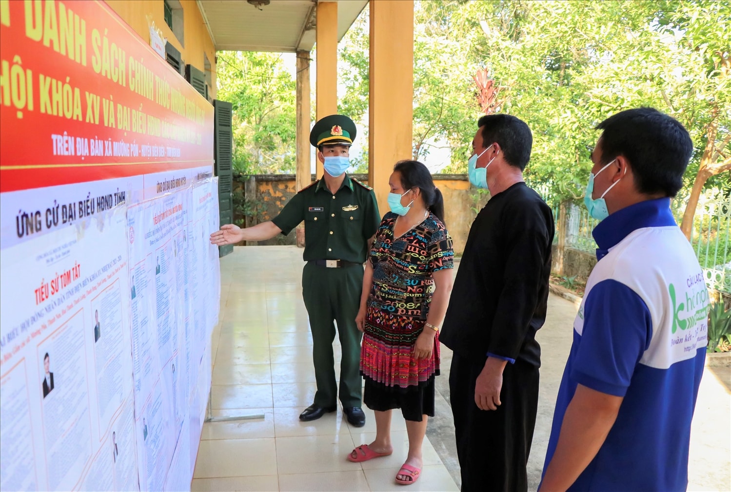 Cán bộ Đồn biên phòng Mường Pồn tuyên truyền cho người dân bản Pá Trả (Mường Pồn) về cách thức bầu cử, xem danh sách cử tri