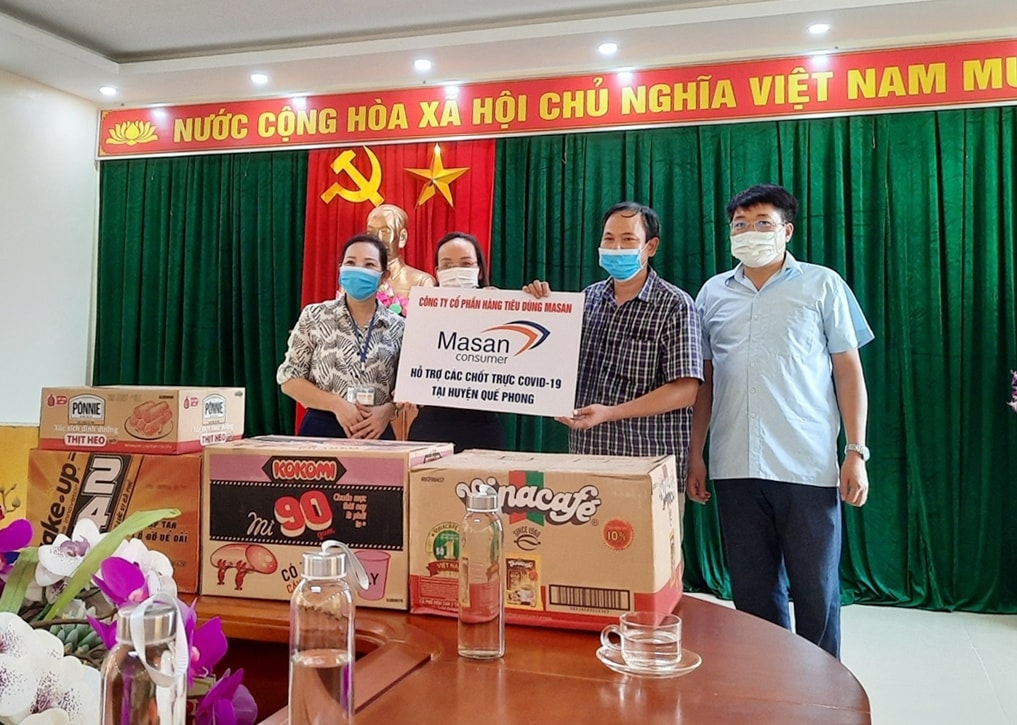 Đại diện Công ty Masan Consumer trao tặng các sản phẩm công ty cho đại diện UBND Huyện Quế Phong, Nghệ An Đại diện Công ty Masan Consumer trao tặng các sản phẩm công ty cho đại diện UBND Huyện Quế Phong, Nghệ An