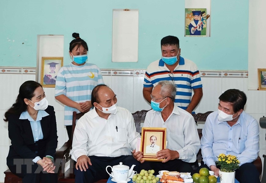 Chủ tịch nước Nguyễn Xuân Phúc đã thăm và tặng quà cho ông Lê Văn Cao, sinh năm 1948, thương binh 81% tại xã Tân Thới Thượng, huyện Hóc Môn