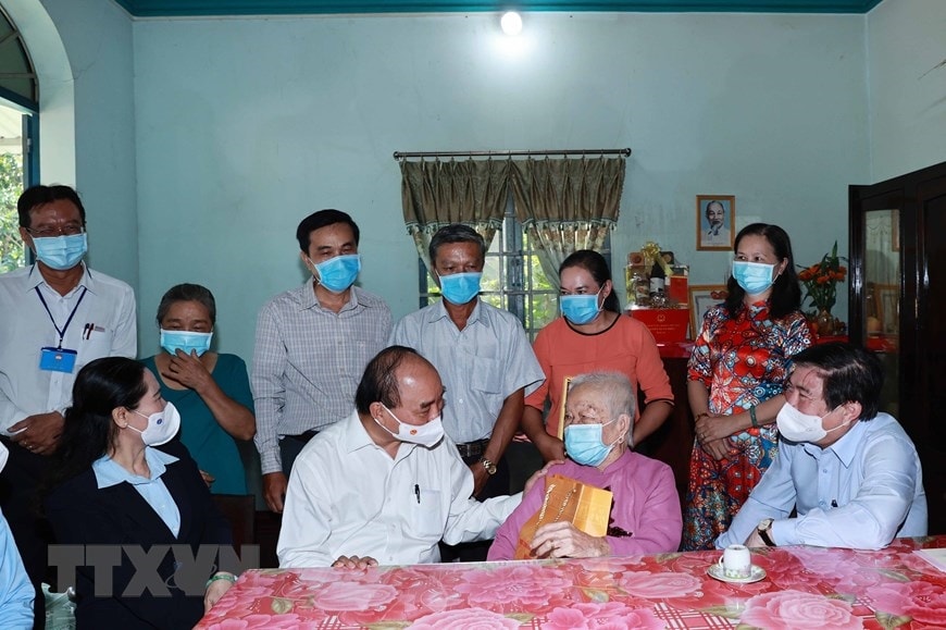 Chủ tịch nước Nguyễn Xuân Phúc đã thăm và tặng quà cho Mẹ Việt Nam Anh hùng Nguyễn Thị Sè tại xã Tân Thới Thượng, huyện Hóc Môn