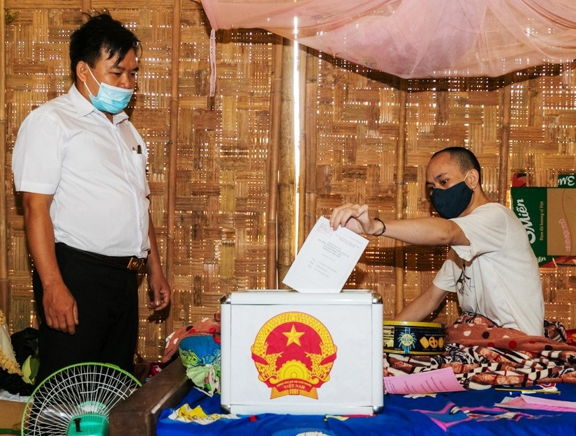 Cử tri Lô Văn Mậu ở bản Huồi Tố 1, xã Mai Sơn, huyện Tương Dương (Nghệ An)  bỏ phiếu tại nhà 