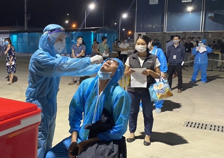 Lực lượng y tế lấy mẫu xét nghiệm cho công nhân Công ty Newwing.