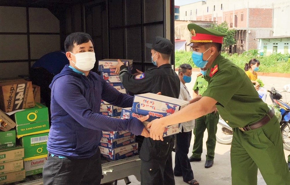 Lực lượng chức năng huyện Việt Yên vận chuyển nhu yếu phẩm đến các nhà trọ, phục vụ nhu cầu thiết yếu của người dân, công nhân