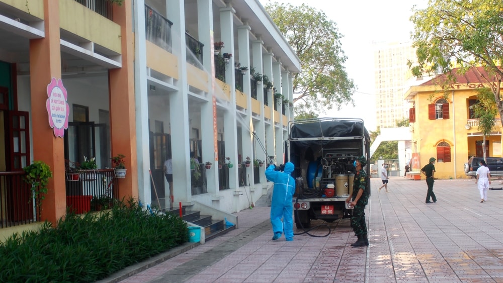 Bộ đội hóa học Quân khu 1 phun khử khuẩn tại Trường Tiểu học Dĩnh Kế (Đường Lê Lợi, xã Dĩnh Kế, TP. Bắc Giang)
