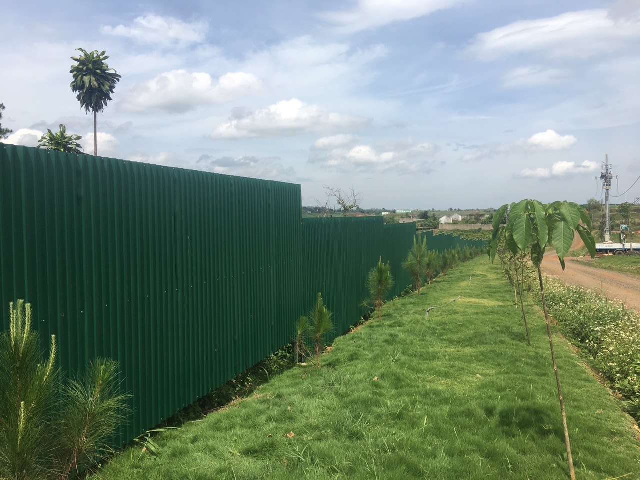 Rất nhiều khu đất trồng chè trước đây nay được quây tôn để làm dự án