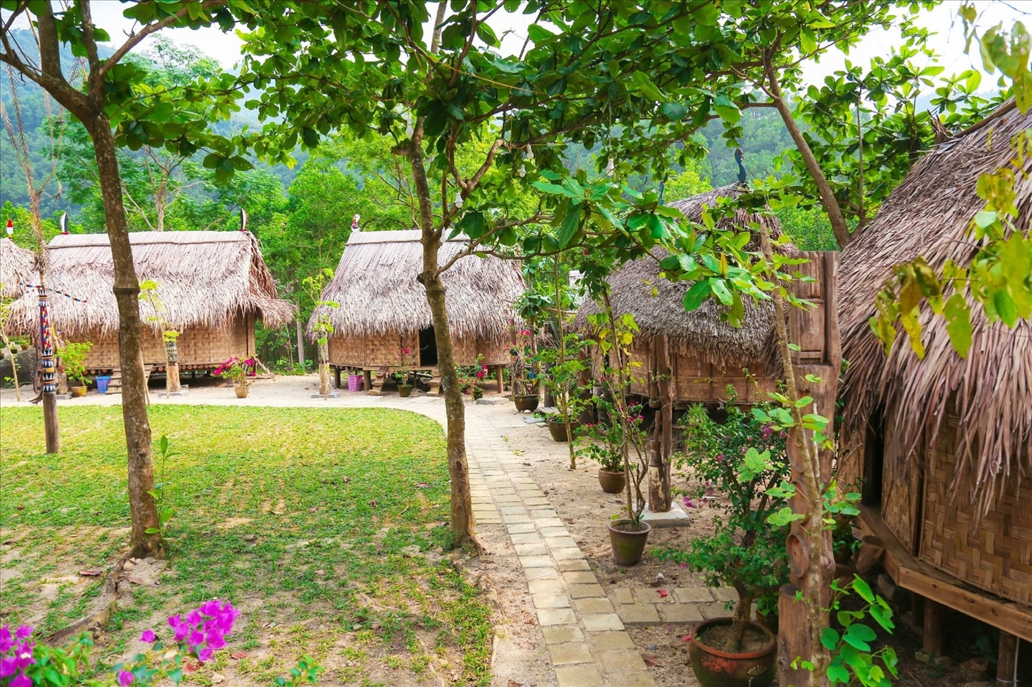 Một góc làng truyền thống Toom Sara của đồng bào Cơ Tu.