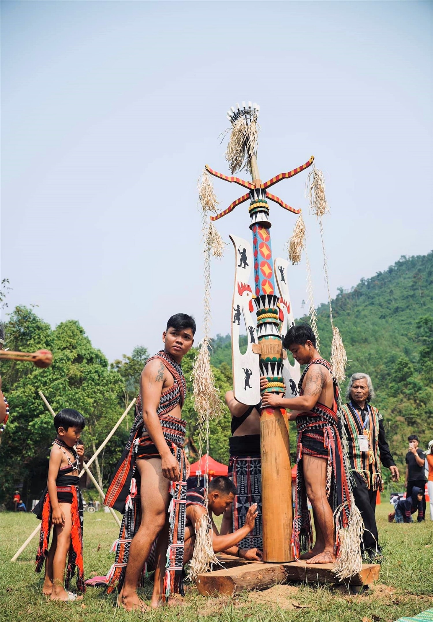 Phát triển du lịch cộng đồng không chỉ giúp đồng bào Cơ Tu ở làng truyền thống Toom Sara tăng thêm thu nhập mà còn góp phần bảo tồn văn hóa truyền thống của dân tộc.