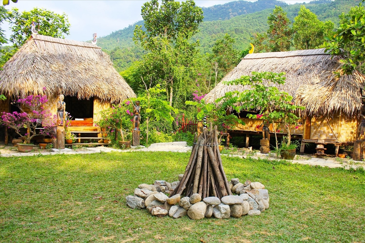 Làng Toom Sara của đồng bào Cơ Tu vẫn giữa được những nếp nhà truyền thống