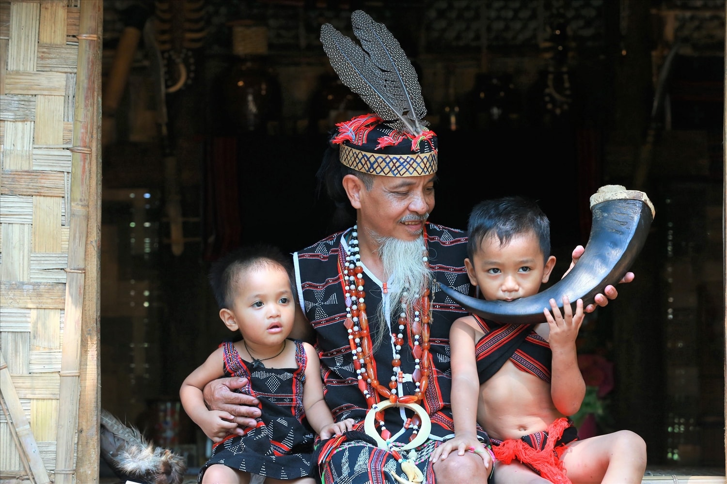 Những em bé người Cơ Tu ở làng Toom Sara được lớn lên từ cái nôi văn hóa truyền thống do người lớn truyền dạy lại 