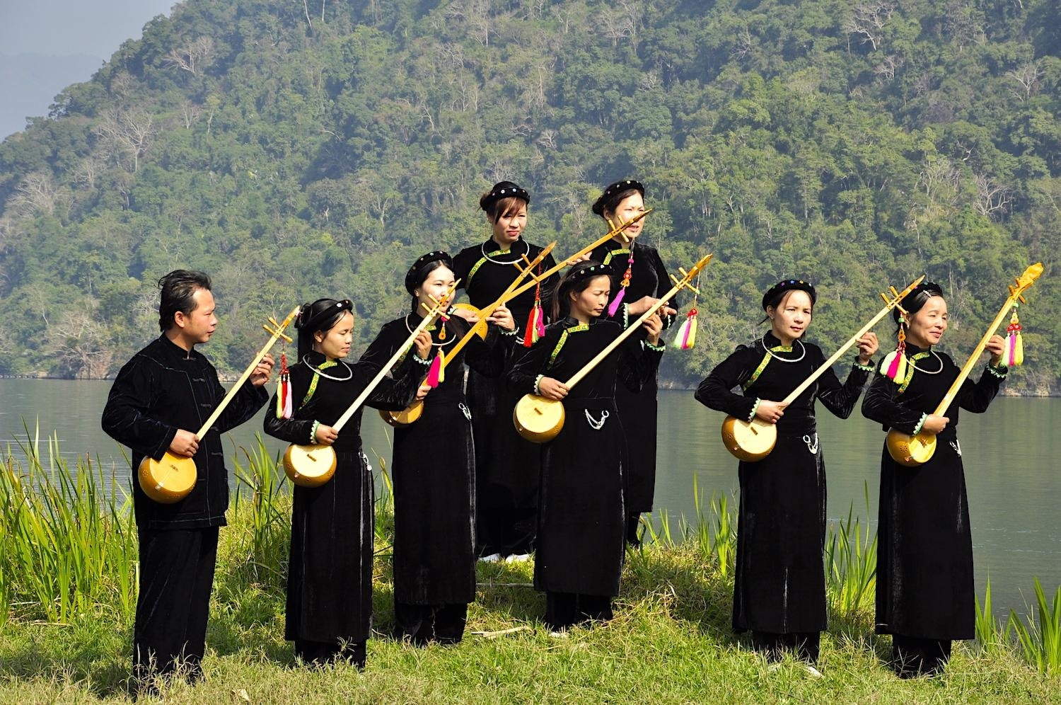 Người Tày Bắc Kạn bên cây đàn tính (Ảnh: Sưu tầm)