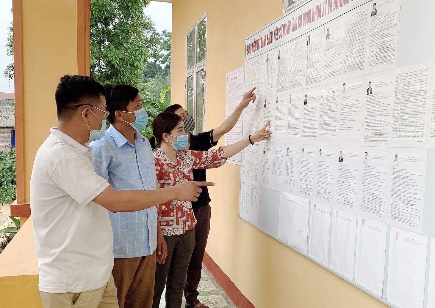 Người dân xã Lâm Thượng (Lục Yên) nghiên cứu danh sách ứng cử viên để tìm ra đại biểu có đủ tài, đức giúp quê hương phát triển