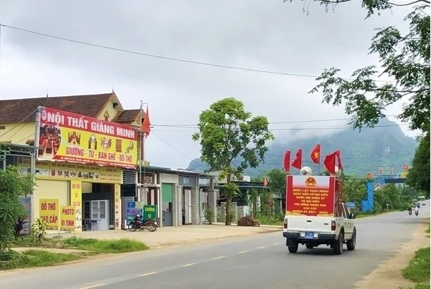 Tuyên truyền lưu động về công tác bầu cử tại huyện vùng cao Minh Hóa Tuyên truyền lưu động về công tác bầu cử tại huyện vùng cao Minh Hóa