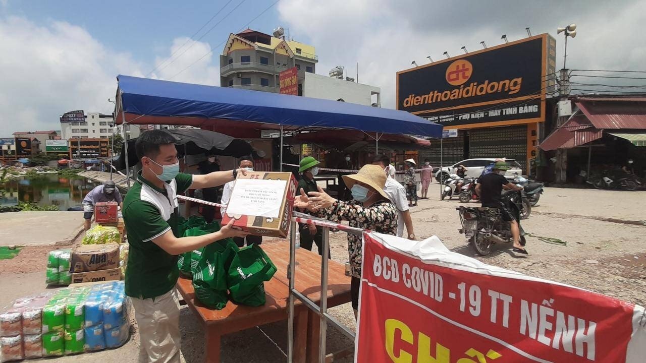 Người dân được tiếp tế lương thực cho người thân tại khu cách ly của Việt Yên, tỉnh Bắc Giang