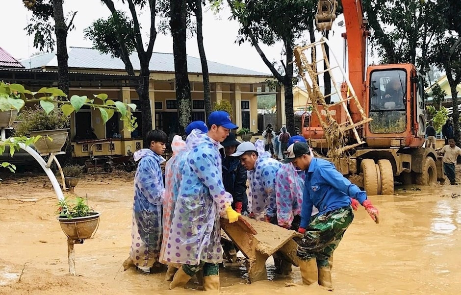 Lực lượng đoàn viên thanh niên xã Hướng Việt (huyen Huong Hoa, Quảng Trị)  khắc phục hậu quả sau lũ năm 2020