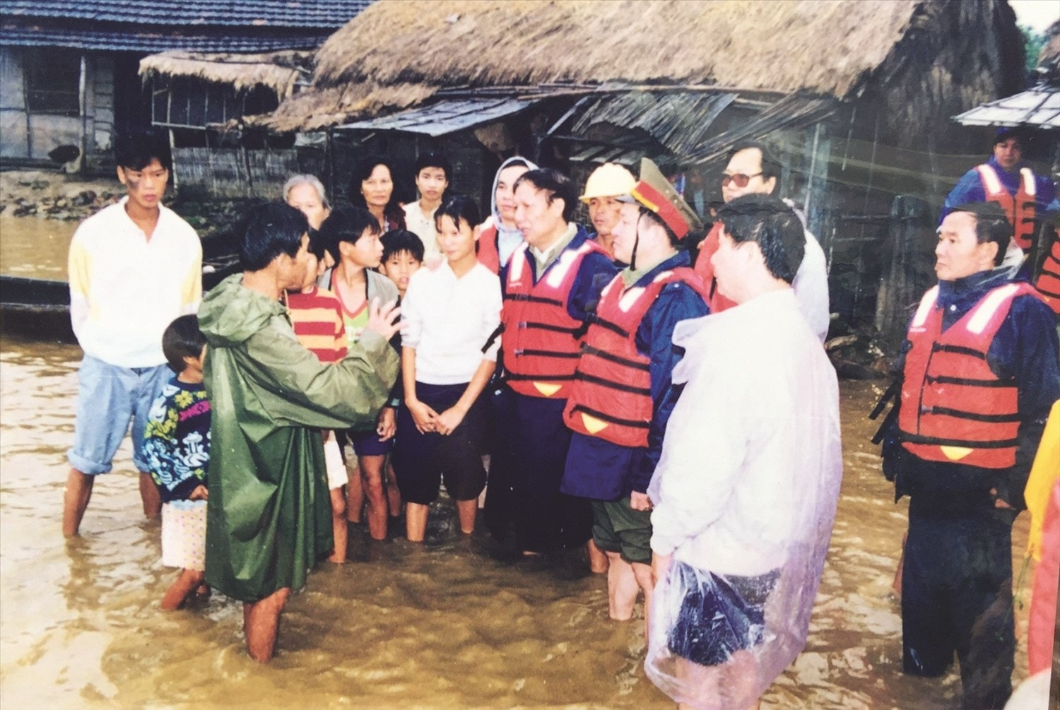 Ông Lê Huy Ngọ trực tiếp chỉ đạo ứng cứu trận lũ lịch sử miền Trung năm 1999. (Ảnh TL)