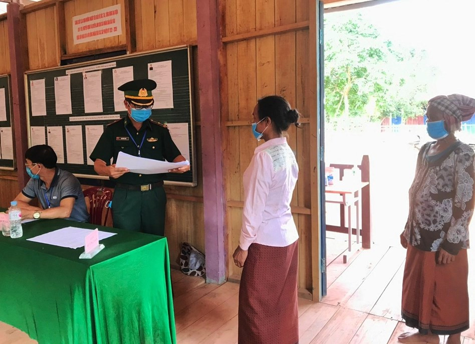 Cử tri thị trấn Phong Nha Kẻ Bàng, huyện Bố Trạch, tỉnh Quảng Bình đi bỏ phiếu bầu cử sớm