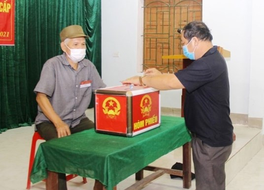 Ông Can Văn Thiết ở xã Cam Lâm, huyện Con Cuông, tỉnh Nghệ An là cử tri thuộc gia đình tiêu biểu bỏ phiếu bầu đầu tiên ở đơn vị này