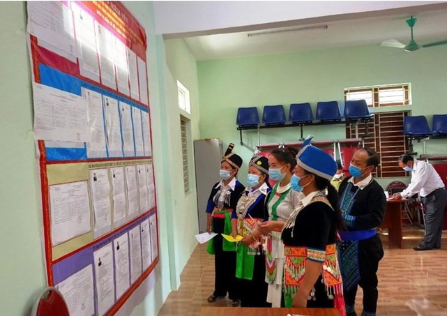 Cử tri bản Trung Tâm xã Mường Lống huyện Kì Sơn tỉnh Nghệ An nghiên cứu danh sách đại biểu