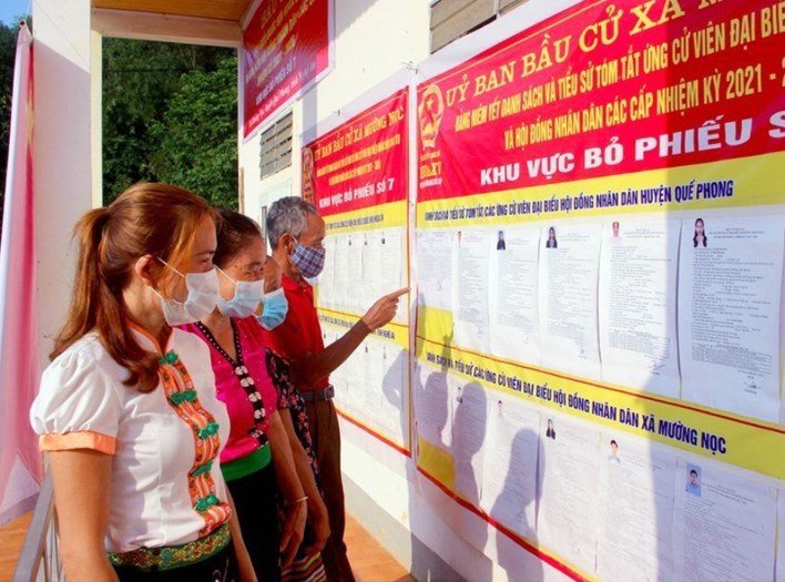 Cử tri huyện Quế Phong, tỉnh Nghệ An tìm hiểu thông tin đại biểu trước khi bỏ phiếu bầu