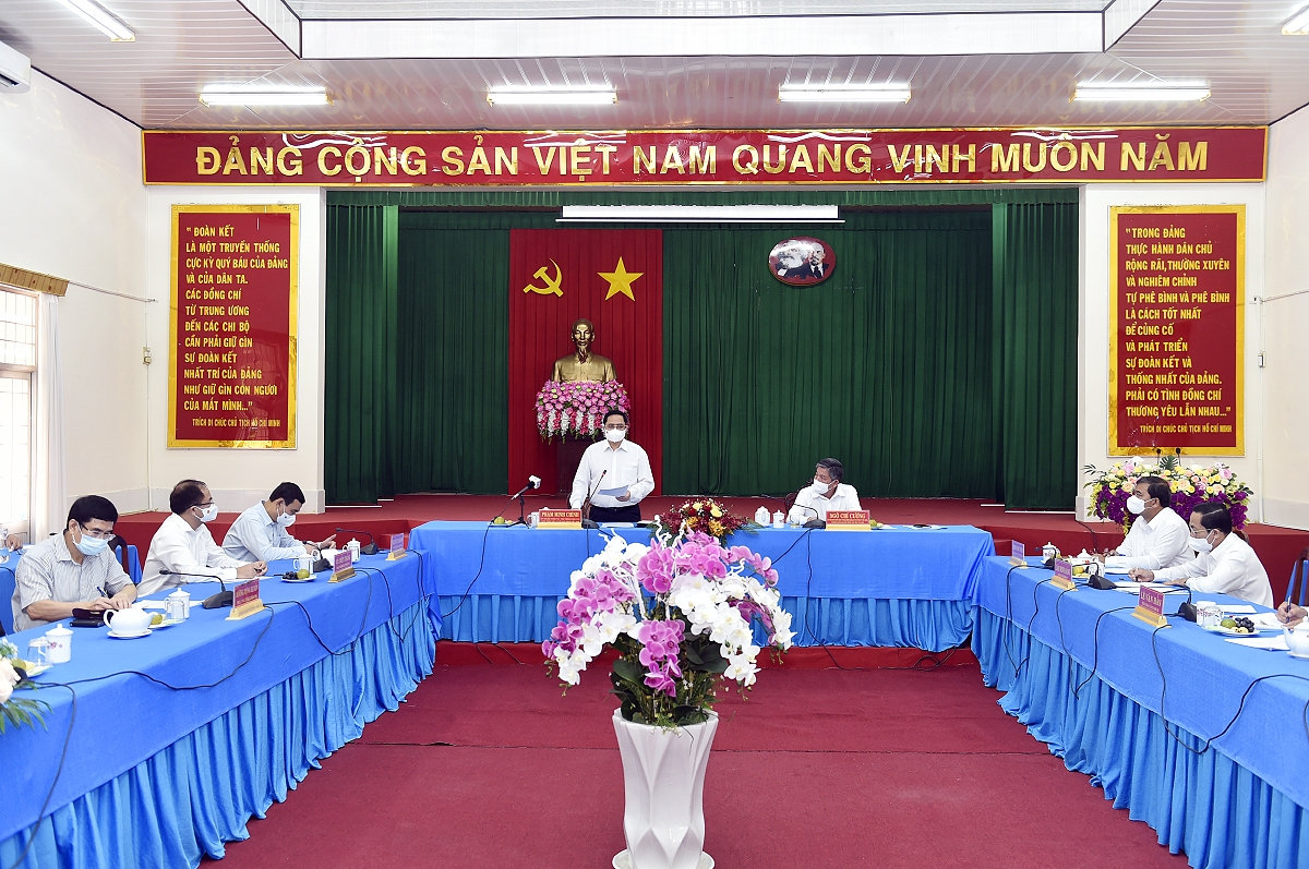 Thủ tướng Phạm Minh Chính nhấn mạnh, trong công tác phòng, chống COVID-19, phải tránh cả hai khuynh hướng: Lơ là, chủ quan, mất cảnh giác khi chưa có dịch, nhưng hốt hoảng, lo lắng, hoang mang, thiếu bản lĩnh khi có dịch, áp dụng các biện pháp cực đoan. Ảnh: Nhật Bắc