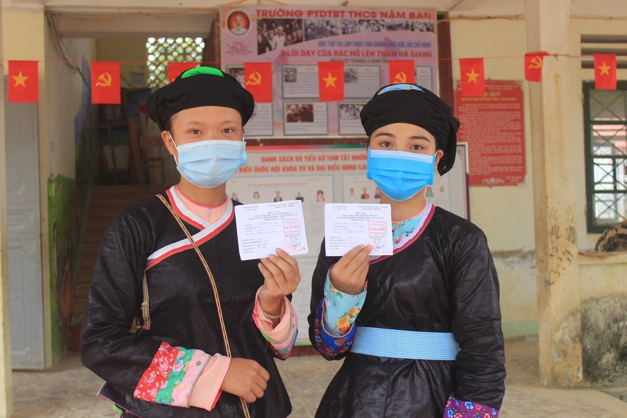 Niềm vui của các cử tri xã Sơn Vĩ khi thực hiện quyền lợi và nghĩa vụ của mình