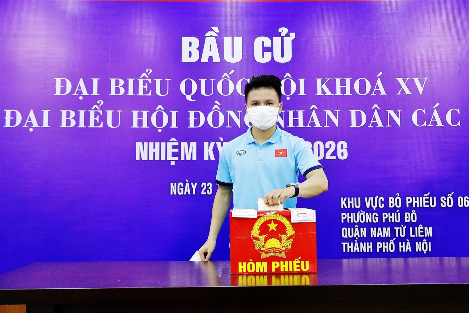 Cầu thủ Nguyễn Quang Hải thực hiện quyền bầu cử (Ảnh: BTT)