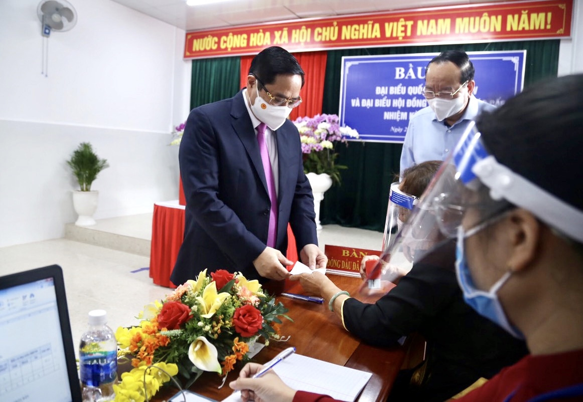 Thủ tướng Phạm Minh Chính nhận phiếu bầu cử. Ảnh: Hạnh Nguyên Thủ tướng Phạm Minh Chính nhận phiếu bầu cử. Ảnh: Hạnh Nguyên