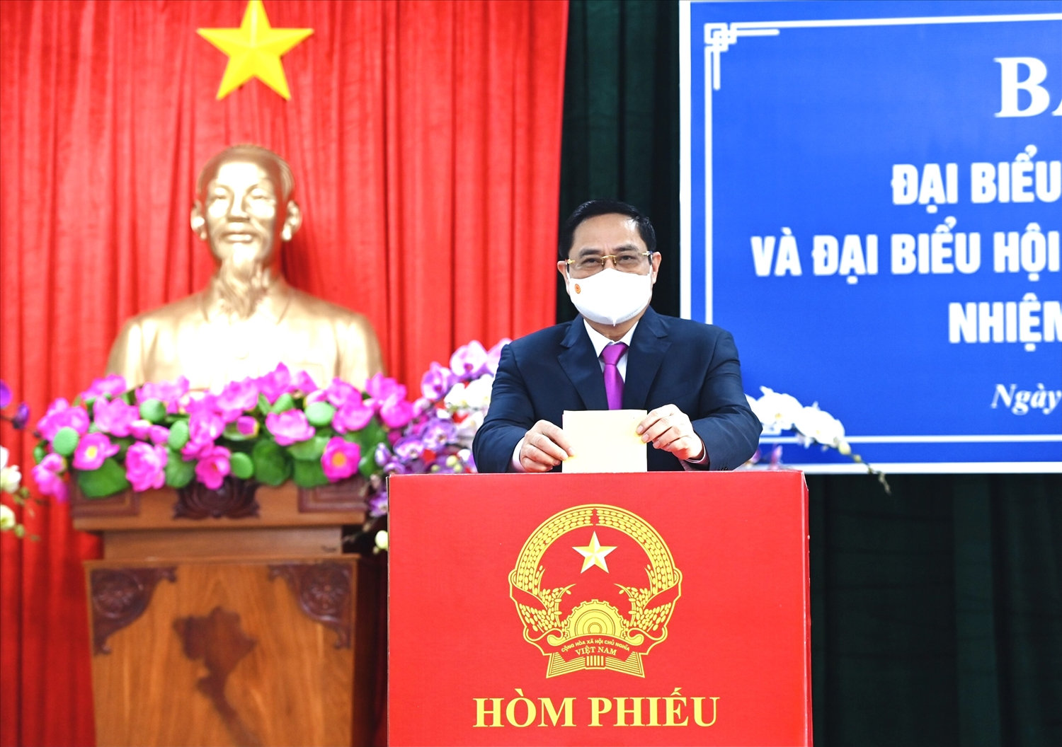 Thủ tướng Phạm Minh Chính là người bỏ lá phiếu đầu tiên vào hòm phiếu tại khu vực bỏ phiếu số 18. Ảnh: VGP/Nhật Bắc Thủ tướng Phạm Minh Chính là người bỏ lá phiếu đầu tiên vào hòm phiếu tại khu vực bỏ phiếu số 18. Ảnh: VGP/Nhật Bắc