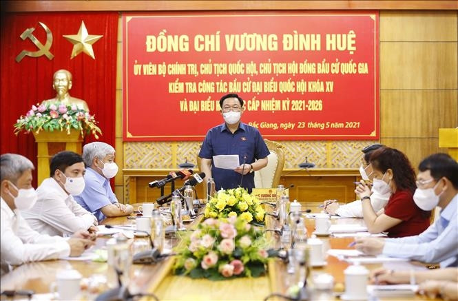 Chủ tịch Quốc hội Vương Đình Huệ phát biểu, biểu dương, động viên đảng bộ, chính quyền nhân dân tỉnh Bắc Giang trong công tác phòng, chống dịch. Ảnh: Doãn Tấn/TTXVN
