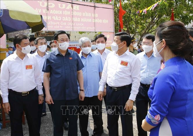 Chủ tịch Quốc hội Vương Đình Huệ thăm, kiểm tra công tác bầu cử tại Khu vực bỏ phiếu số 6, phường Trần Nguyên Hãn, TP Bắc Giang, tỉnh Bắc Giang. Ảnh: Doãn Tấn/TTXVN