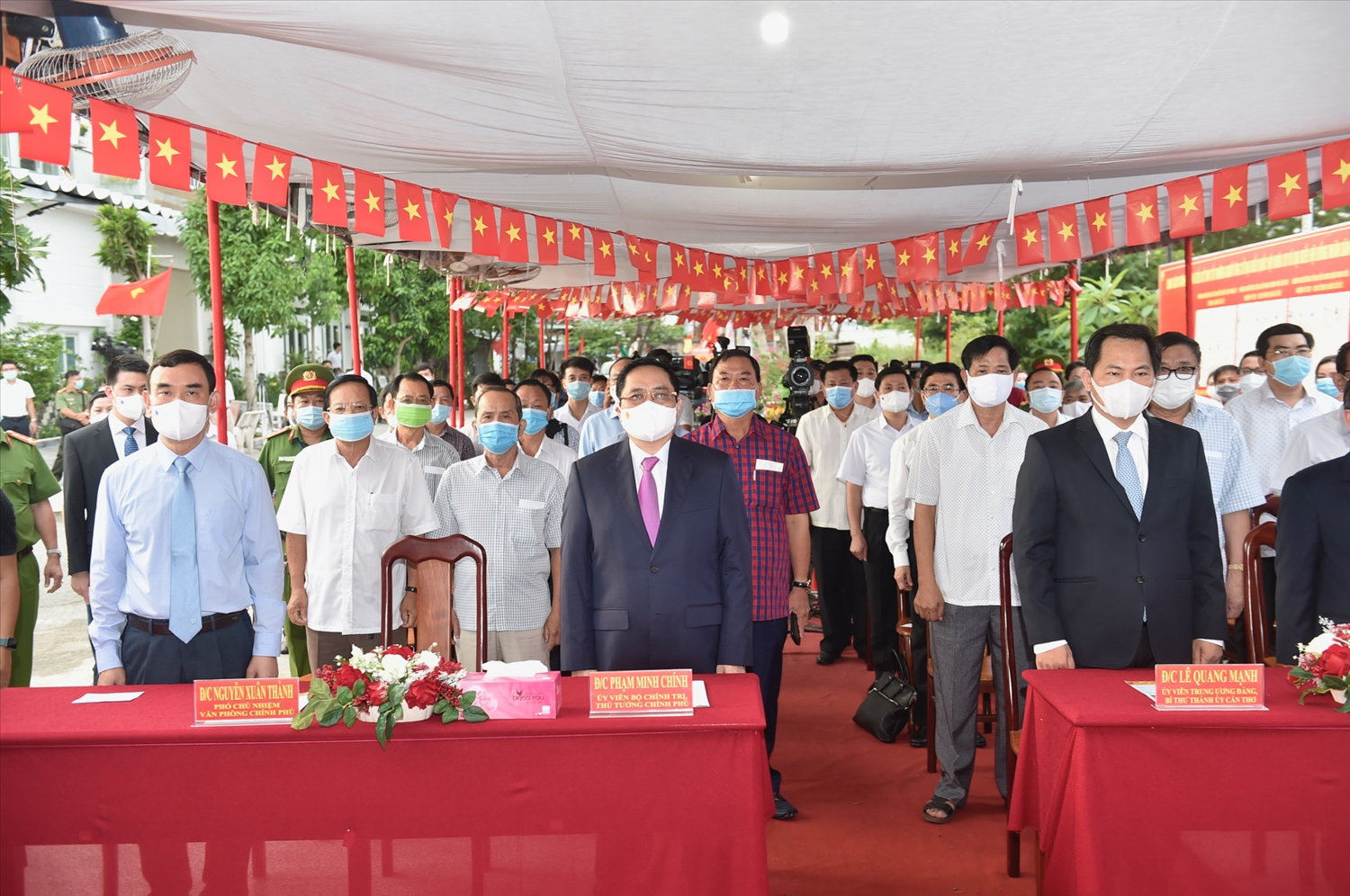 Sau nghi thức chào cờ, Tổ trưởng tổ bầu cử đọc lời khai mạc cuộc bỏ phiếu bầu cử đại biểu Quốc hội khóa XV và đại biểu HĐND các cấp nhiệm kỳ 2021-2026 và phổ biến nội quy phòng bỏ phiếu. Ảnh: VGP/Nhật Bắc Sau nghi thức chào cờ, Tổ trưởng tổ bầu cử đọc lời khai mạc cuộc bỏ phiếu bầu cử đại biểu Quốc hội khóa XV và đại biểu HĐND các cấp nhiệm kỳ 2021-2026 và phổ biến nội quy phòng bỏ phiếu. Ảnh: VGP/Nhật Bắc