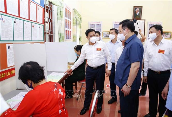 Chủ tịch Quốc hội Vương Đình Huệ thăm, kiểm tra công tác bầu cử tại Khu vực bỏ phiếu số 6, phường Trần Nguyên Hãn, TP Bắc Giang, tỉnh Bắc Giang. Ảnh: Doãn Tấn/TTXVN