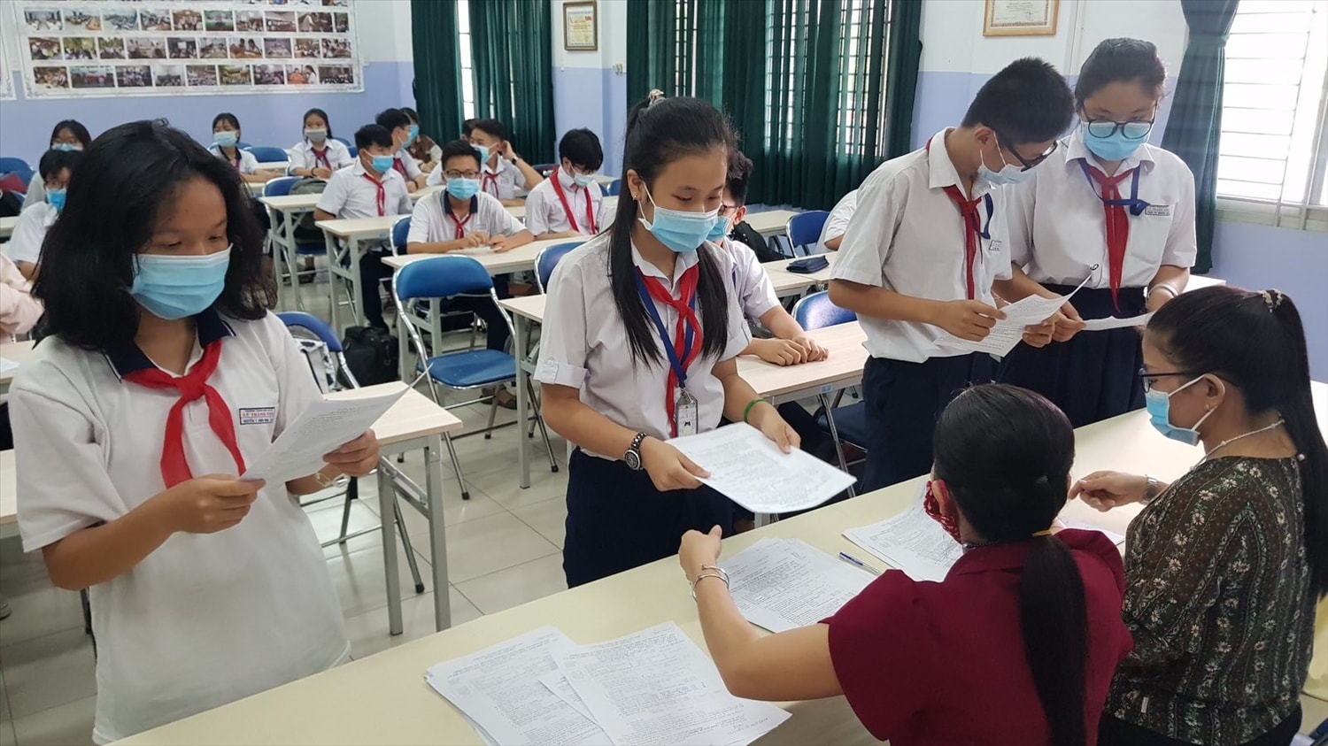 Thí sinh nộp hồ sơ dự thi lớp 10. Ảnh internet