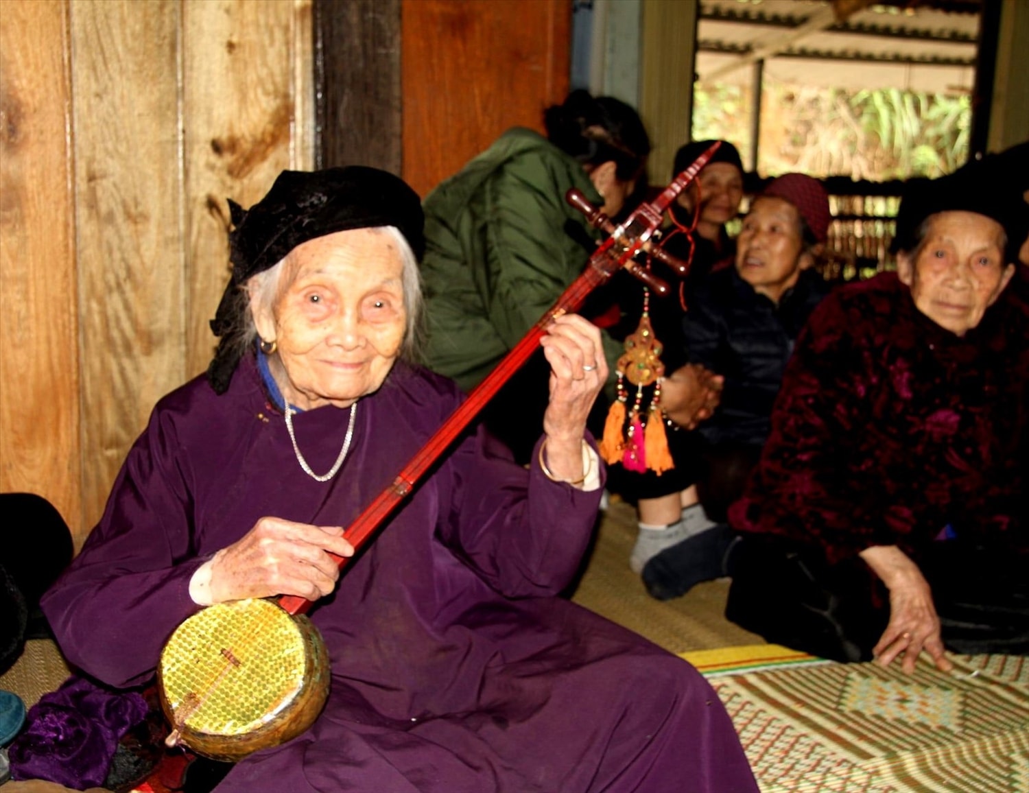 Nghệ nhân Nhân dân Mỗ Thị Kịt biểu diễn đàn tính.