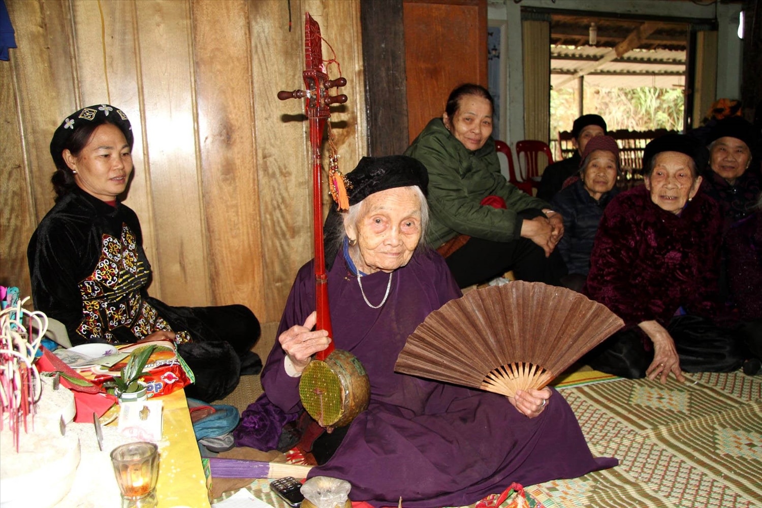 Nghệ nhân Nhân dân Mỗ Thị Kịt biểu diễn then Tày cầu an cho gia chủ