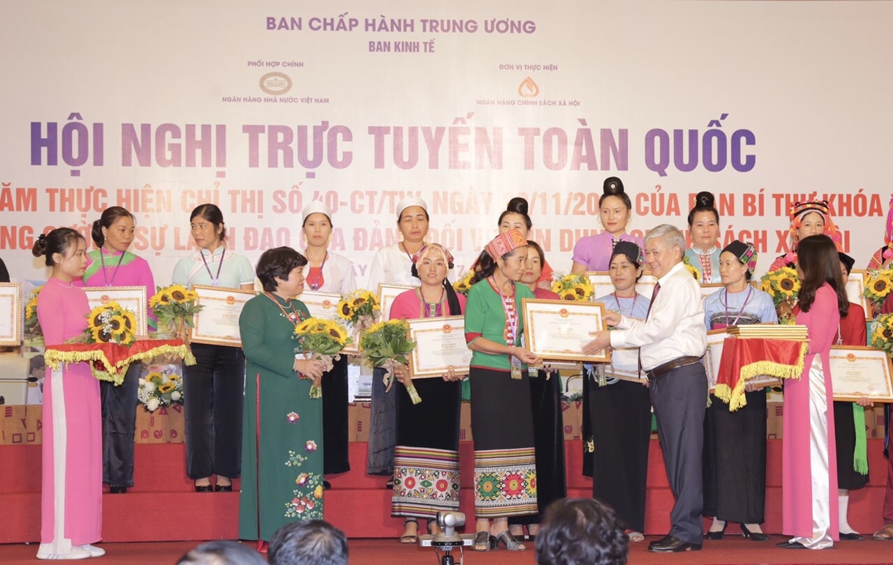 Chị Vi Thị Trung 1 trong 2 Tổ trưởng nhận Bằng khen của Bộ trưởng, Chủ nhiệm Ủy ban Dân tộc vì có thành tích xuất sắc đóng góp vào kết quả 5 năm thực hiện Chỉ thị số 40-CT/TW. Tháng 7.2020, chị Vi Thị Trung 1 trong 2 Tổ trưởng nhận Bằng khen của Bộ trưởng, Chủ nhiệm Ủy ban Dân tộc vì có thành tích xuất sắc đóng góp vào kết quả 5 năm thực hiện Chỉ thị số 40-CT/TW.