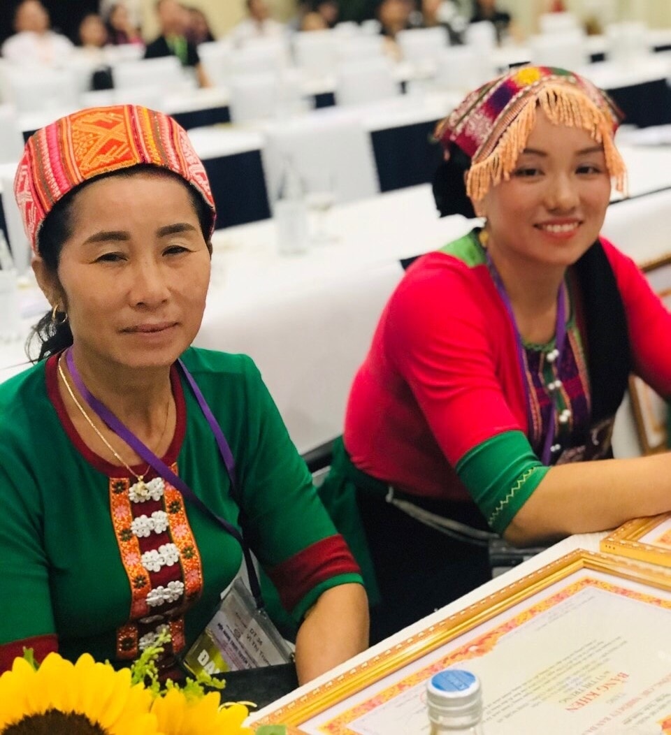 Chị Vi Thị Trung (bên trái) có nhiều đóng góp trong hoạt động tín dụng chính sách xã hội. Chị Vi Thị Trung (bên trái) có nhiều đóng góp trong hoạt động tín dụng chính sách xã hội.