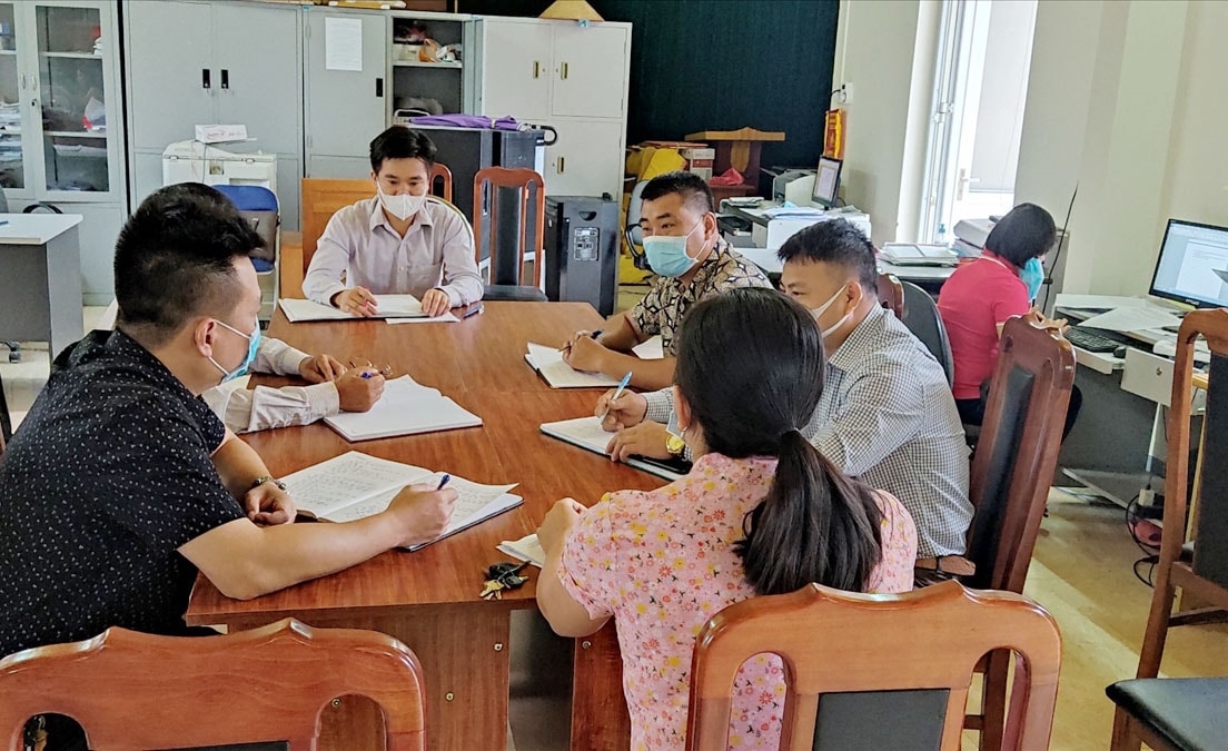 Cán bộ xã Đàm Thủy họp bàn về việc chuyển đổi số