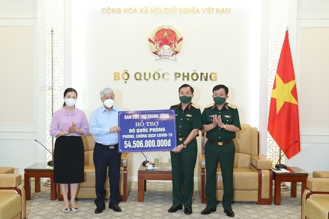 Chủ tịch Uỷ ban Trung ương MTTQ Việt Nam Đỗ Văn Chiến trao số tiền hỗ trợ cho Thượng tướng Hoàng Xuân Chiến, Thứ trưởng Bộ Quốc phòng.