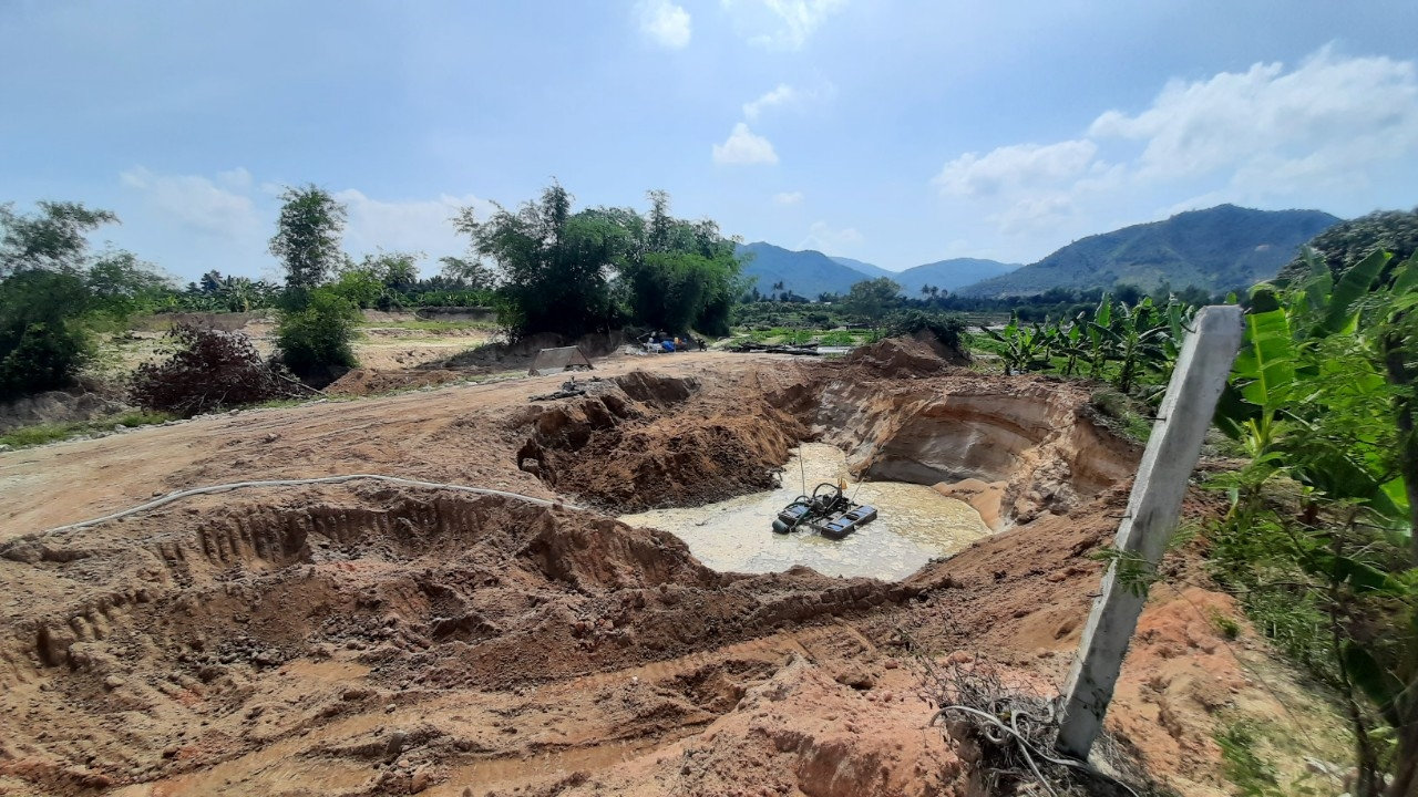 Đất vườn của người dân cũng bị các đối tượng khai thác cát trái phép đào xới Đất vườn của người dân cũng bị các đối tượng khai thác cát trái phép đào xới