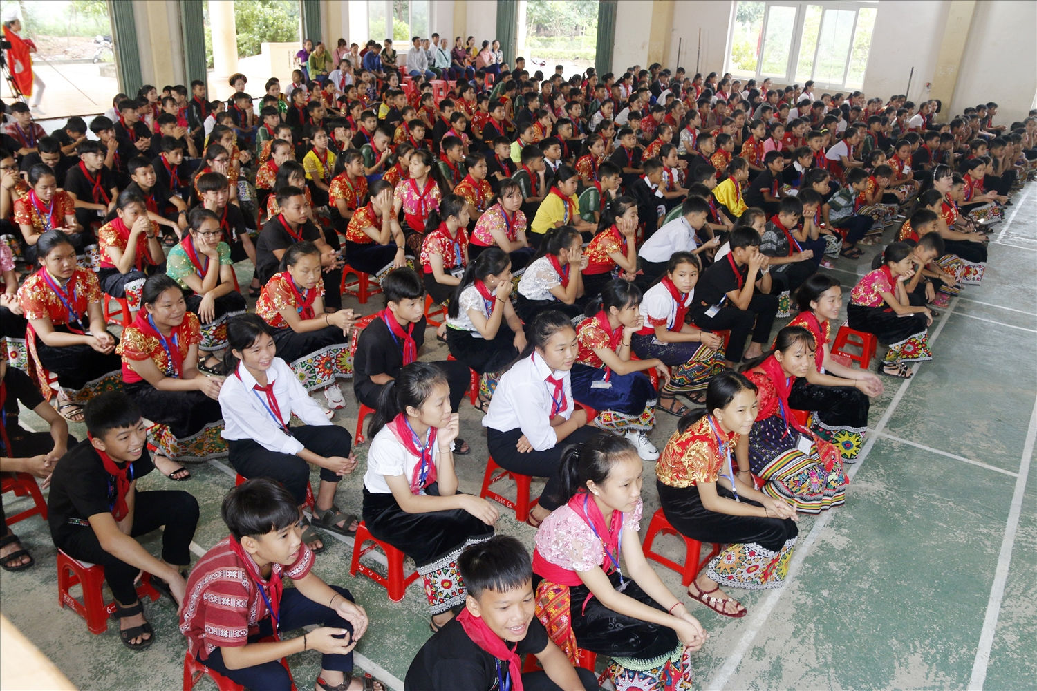 Học sinh Trường PTDTNT THCS Tương Dương thường xuyên mặc trang phục truyền thống vào thứ 2 hàng tuần và các ngày lễ